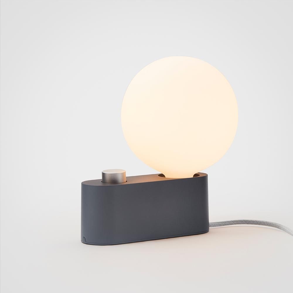 Outlet: RESTSALG - Tala Alumina Bordlampe E27 i Sort inkl. Sphere IV LED Pære Ra95 Dæmpbar