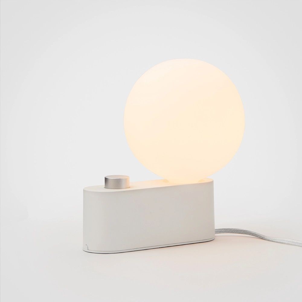 Outlet: RESTSALG - Tala Alumina Bordlampe E27 i Hvid inkl. Sphere IV LED Pære Ra95 Dæmpbar