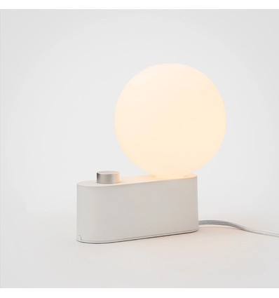 Outlet: RESTSALG - Tala Alumina Bordlampe E27 i Hvid inkl. Sphere IV LED Pære Ra95 Dæmpbar