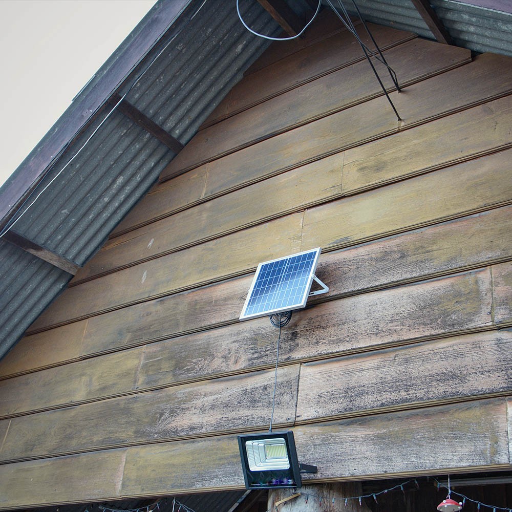 20W solcelle LED projektør - 1650lm, IP65, 6000K, sort, inkl. solpanel og fjernbetjening - Kulør : Kold