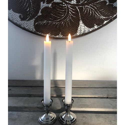 LED kronelys Med 3D Flamme 25cm i Hvid - 2-pak