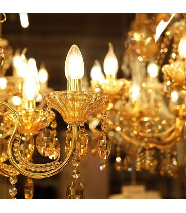 Dekorativ LED kertepære med kultråd monteret i en elegant lampe.