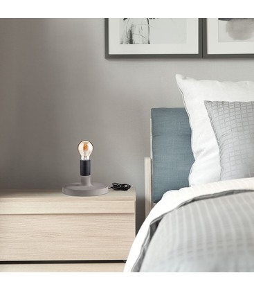 V-Tac beton bordlampe med E27 fatning der viser hyggelig 3000K belysning i en stue.