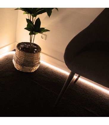 LED strip med løbelys effekt installeret langs en væg der viser den flydende lysstrøm