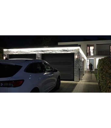 Stemningsfuld belysning med 230V LED strip monteret udendørs.