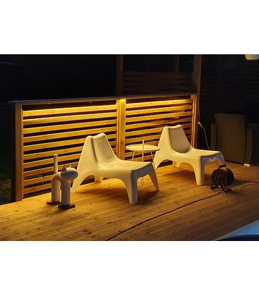 En lang, uafbrudt LED strip installeret langs en facade for at illustrere muligheden for store længder.