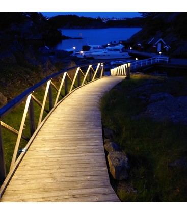 Stemningsbillede af monteret LED strip belysning i et udendørs miljø.