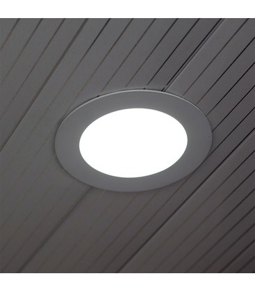 LED indbygningspanel monteret i et moderne loftmiljø.