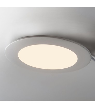 Stemningsbillede af dæmpbare LED indbygningspaneler monteret i et moderne loft.