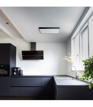 Sort 60x60 ramme til LED panel monteret i moderne loft for et stilrent udtryk.