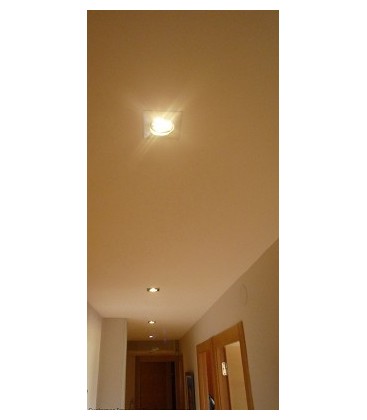 En tændt GU10 LED spot monteret i et moderne loftsmiljø.