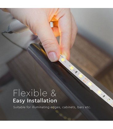Nærbillede af installation af 12V LED strip med kontaktpunkter til ledningsføring.