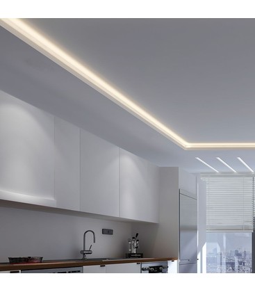 LED strip monteret under et køkkenskab med selvklæbende tape for et moderne look.