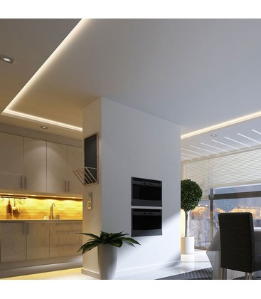 Stemningsfuld belysning med LED strip der viser varm hvid farvetemperatur i en stue.