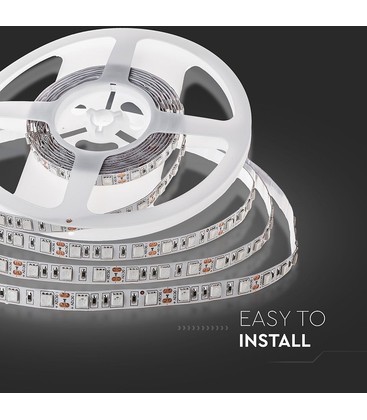 Montering af LED strip under køkkenskab for optimal belysning af arbejdsfladen.