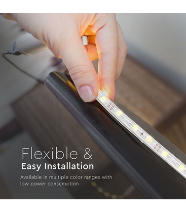 Nærbillede af montering af en LED strip hvor beskyttelsesfilmen fjernes fra den selvklæbende bagside.