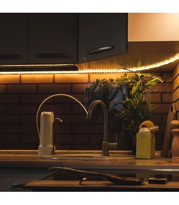Stemningsbelysning med 24V LED strip monteret under en hylde